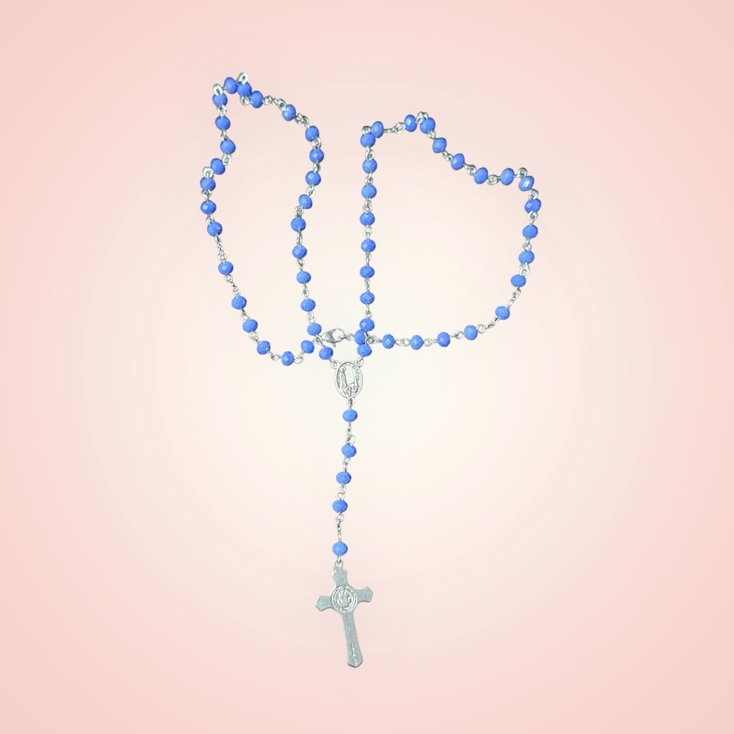 Variedad de rosarios con Cruz de san Benito