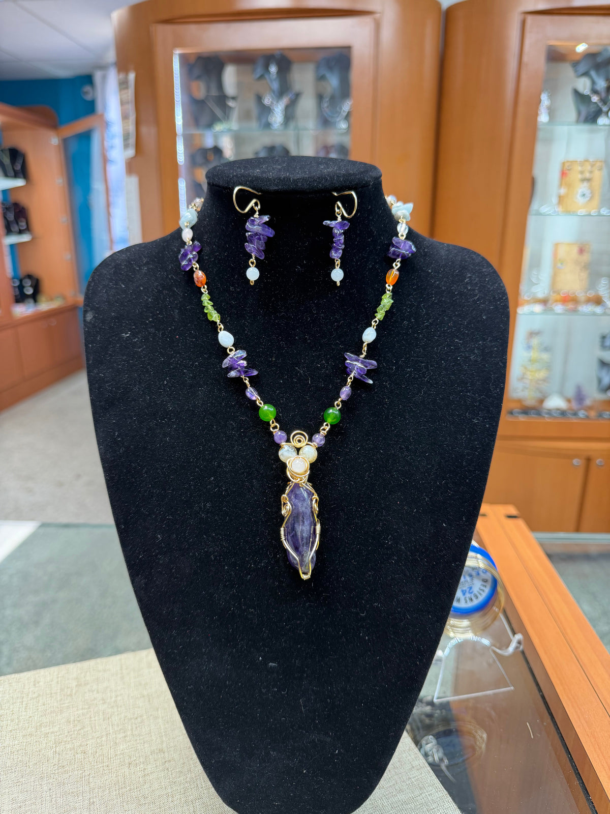Conjunto Amatista Exclusiva – Collar y Aretes tiene peridot