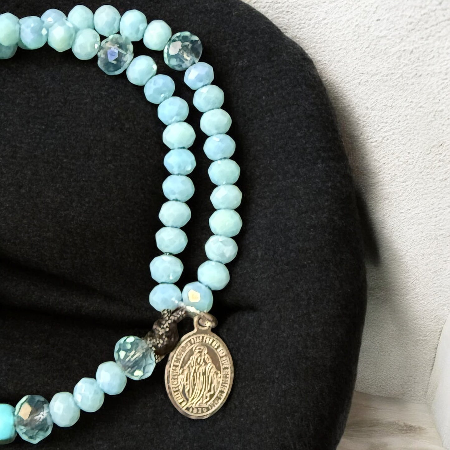 Rosario azul claro de mano