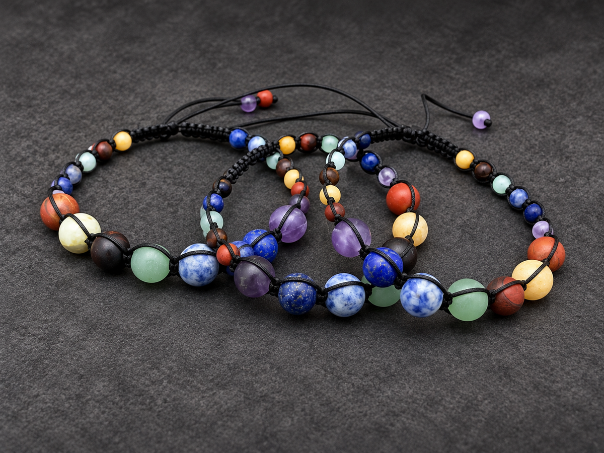 Pulsera artesanal multicolor sobre fondo oscuro