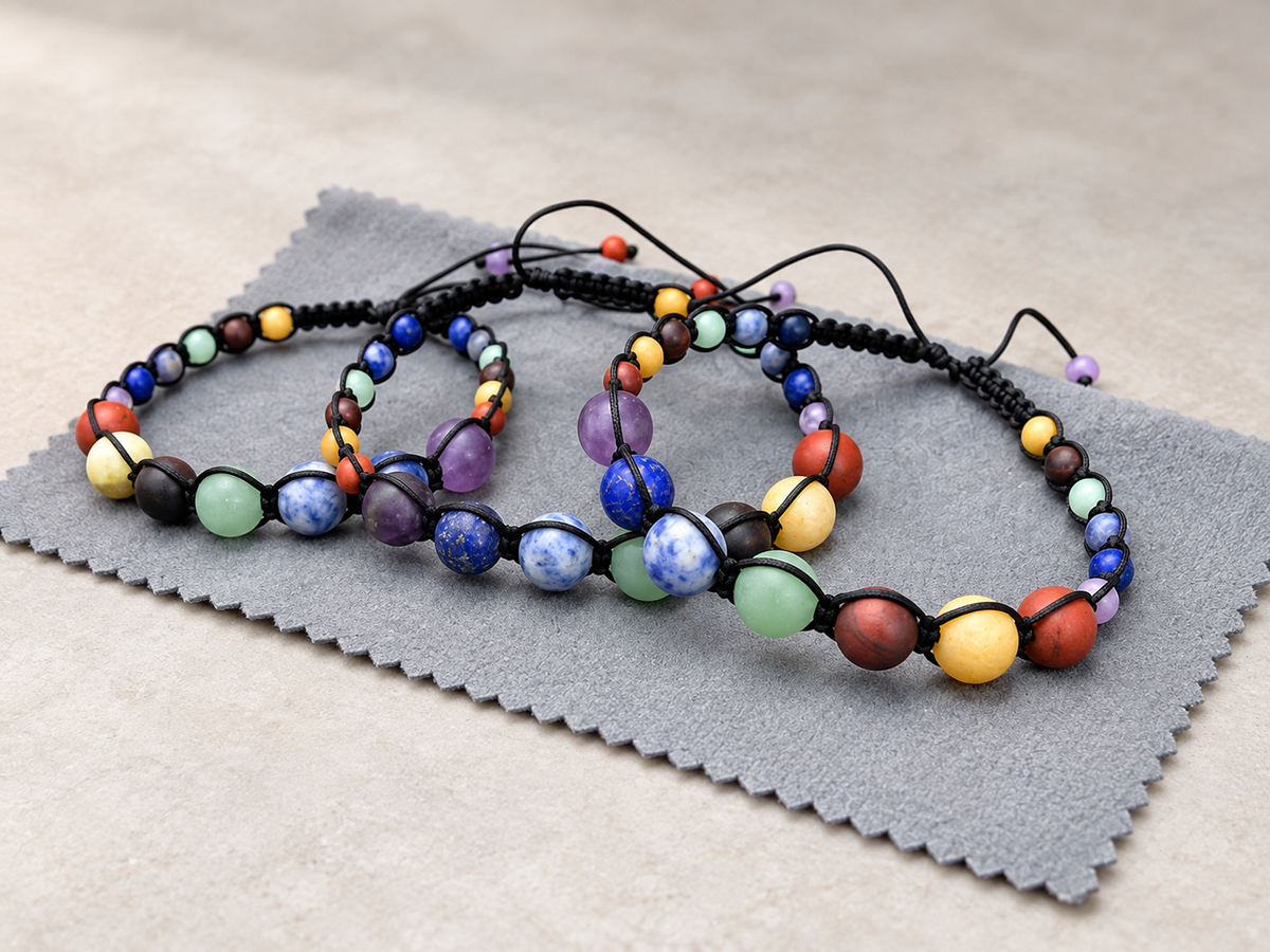 Pulsera de cuentas multicolor sobre tela gris