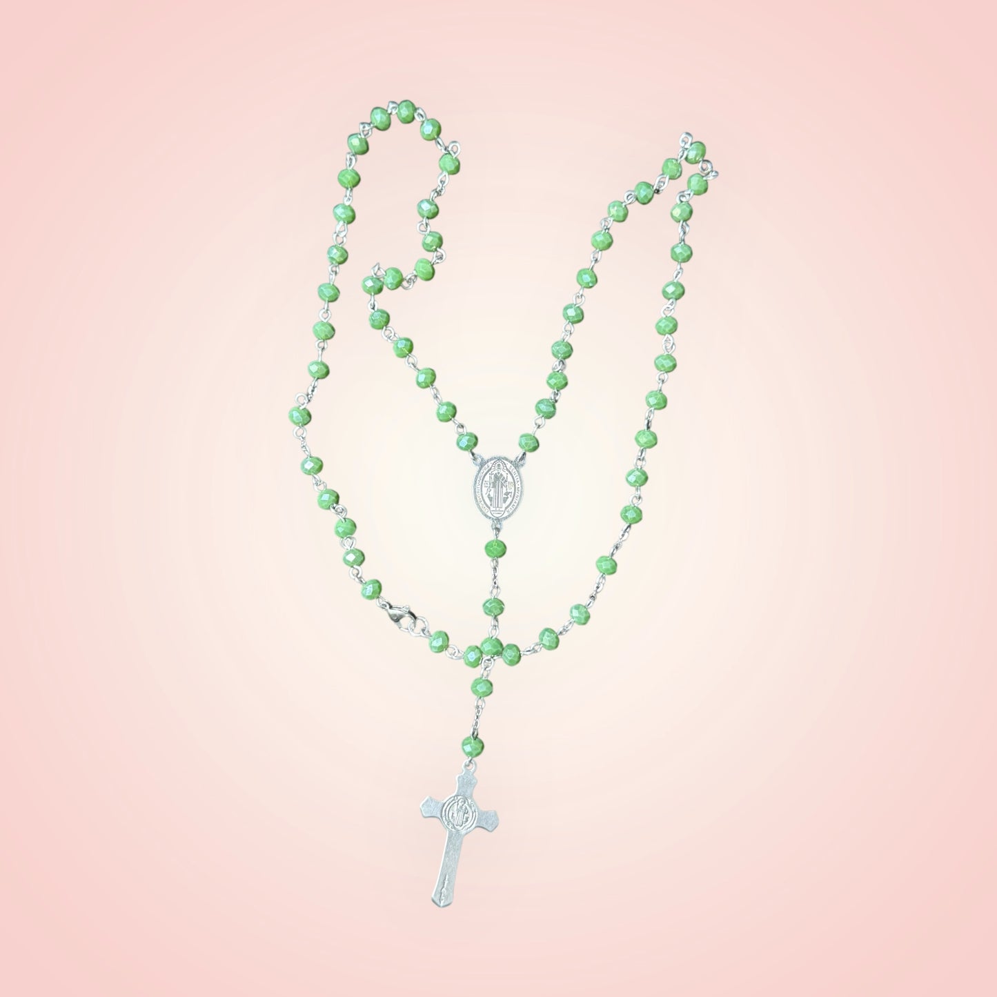 Variedad de rosarios con Cruz de san Benito