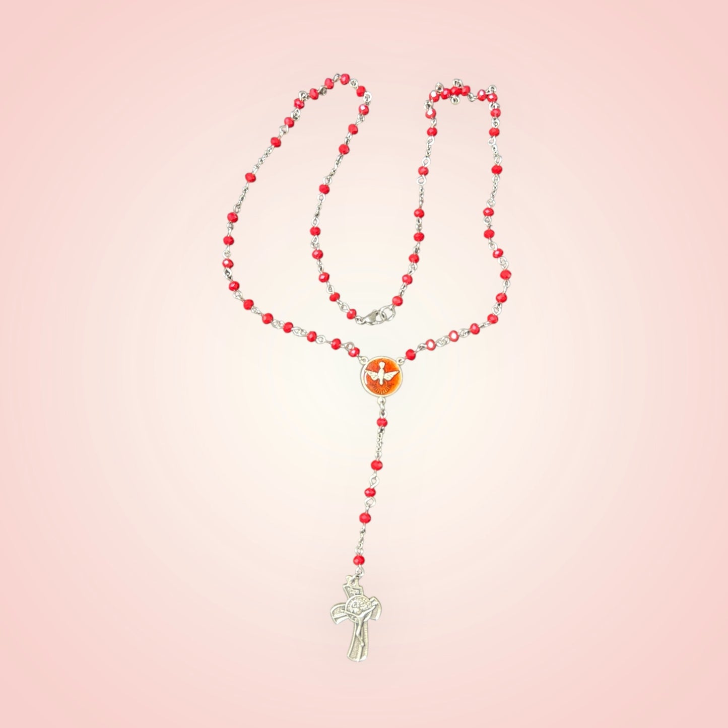 Variedad de rosarios con Cruz de san Benito