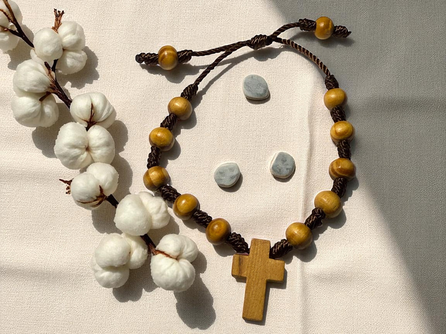 📿 Decenario de Mano – Cruz de Madera y Piedras de Olivo