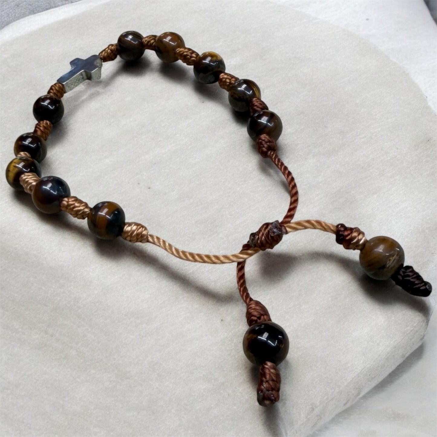 Pulsera Ojo de Tigre 8mm con Cruz de Acero Inoxidable