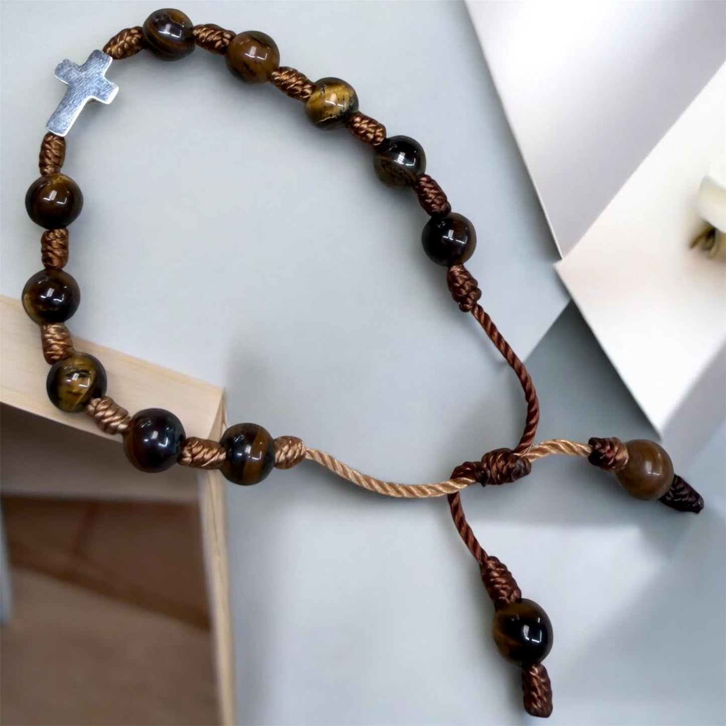 Pulsera Ojo de Tigre 8mm con Cruz de Acero Inoxidable